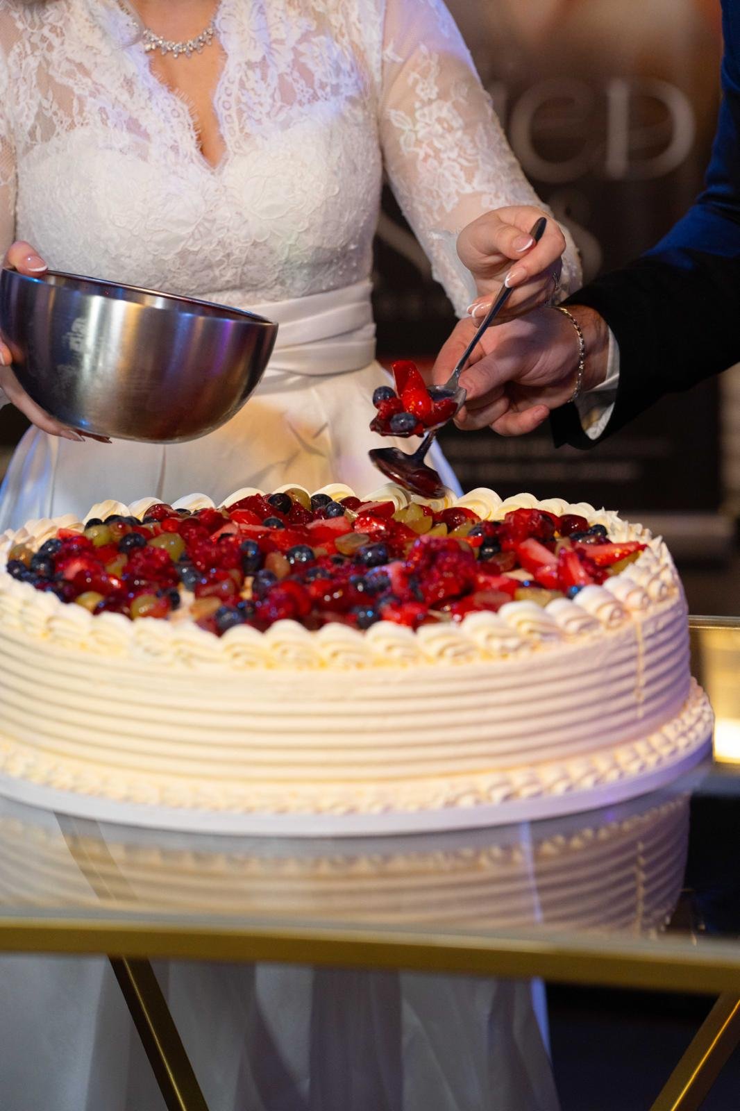 Brautpaar schneidet die Hochzeitstorte an